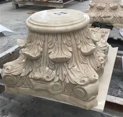 Colonne di pietra scolpita